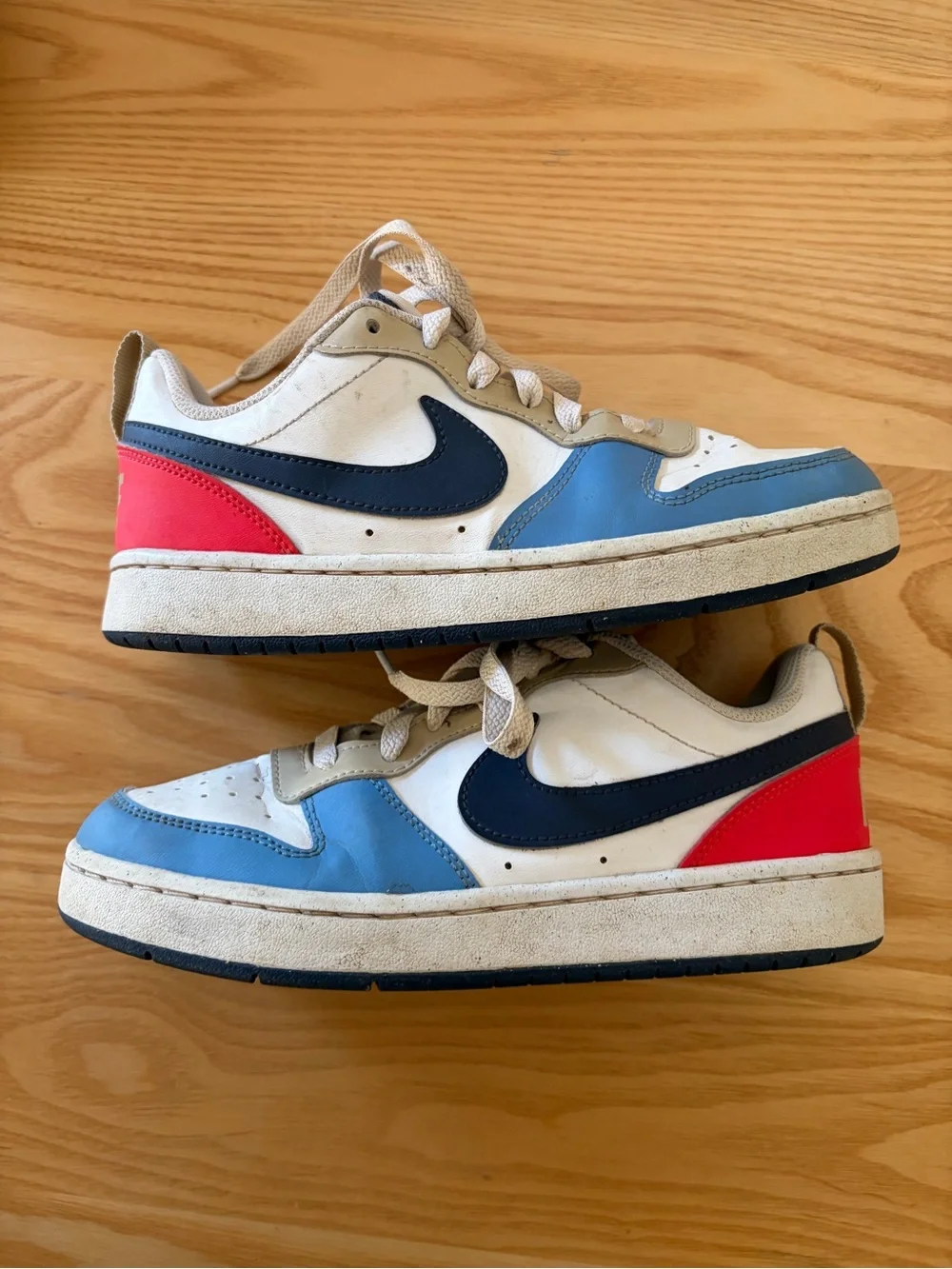 Nike Kids Low-Top Sneakers in White, Blue & Red